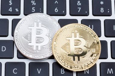 Dijital para fiziksel altın ve gümüş bitcoin bla üzerinde paralar