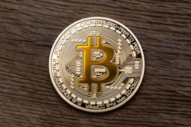 Ahşap zemin üzerine altın sarı bitcoin. 