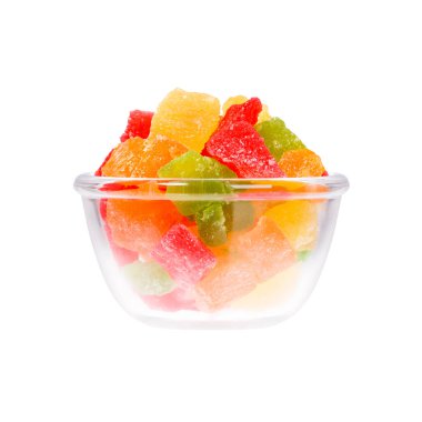 Tencerede beyaz arka plan üzerinde farklı kurutulmuş meyve. 