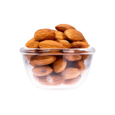 Tencerede beyaz zemin üzerine fındık yakın çekim. 