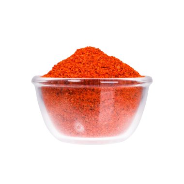 Beyaz arka plan üzerinde cam tencerede sumak tohumları.