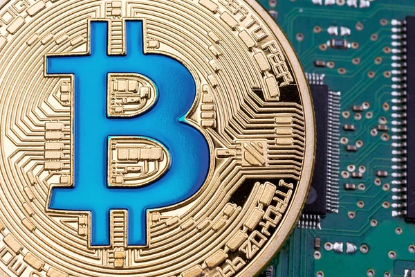 Valuta Bitcoin d'oro su uno sfondo circuito . — Foto Stock