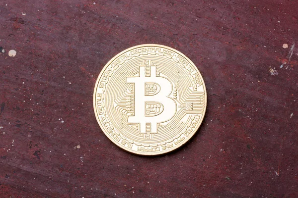 Bitcoin de oro sobre fondo rojo, de cerca . — Foto de Stock
