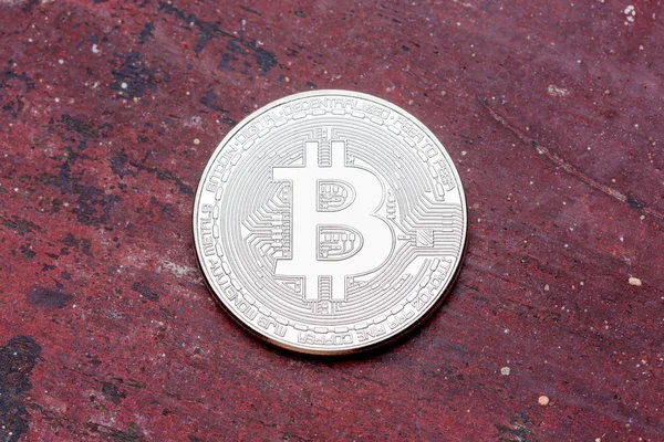 Primer plano de bitcoin de plata sobre fondo rojo . — Foto de Stock