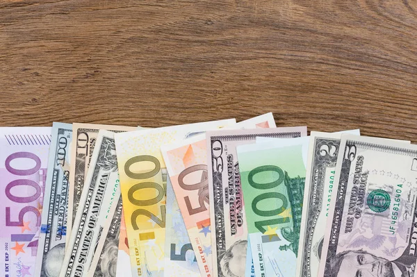 Billetes en euros en efectivo sobre fondo de madera . — Foto de Stock