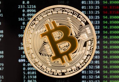 Altın Bitcoin cryptocurrency sarı sikke bir devre üzerinde kurulu bac