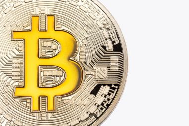 Beyaz zemin üzerine altın bitcoin, yakın çekim.