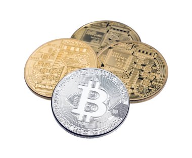 Beyaz zemin üzerine altın ve gümüş bitcoins yakın çekim.