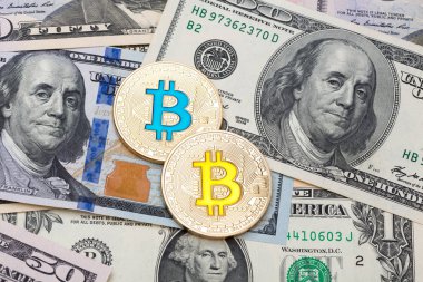 Doları nakit arka plan, banknot ve altın bitcoin. 