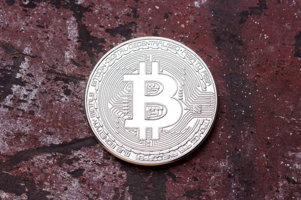 Bitcoin de plata sobre fondo rojo . — Foto de Stock