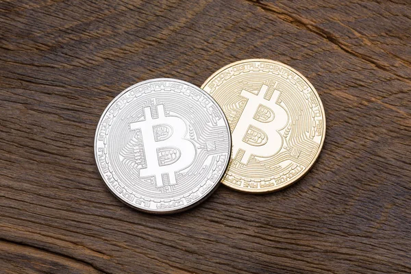 Primo piano di bitcoin d'argento e d'oro su sfondo di legno, mac — Foto Stock