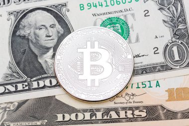 Farklı dolar arka plan üzerinde gümüş bitcoin. 