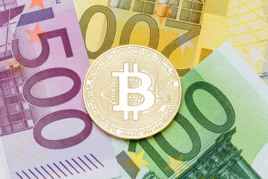 Altın Bitcoin yakın çekim. Euro para birimi bir arka plan olarak. Makro ph