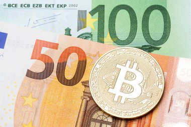 Yüz ve 50 euro zemin üzerine altın bitcoin.
