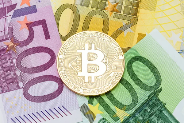 Altın Bitcoin yakın çekim. Euro para birimi bir arka plan olarak. Makro ph