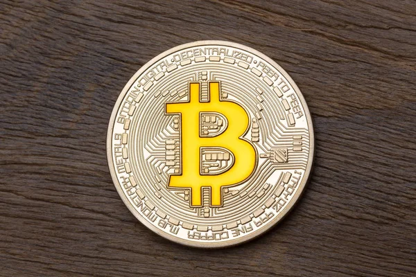 Bitcoin giallo criptovaluta dorata su sfondo di legno . — Foto Stock