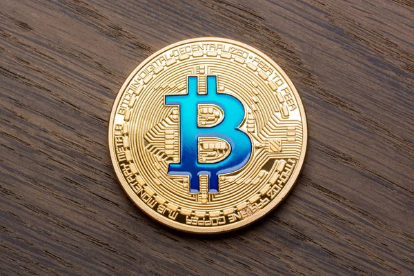Fondo rojo con bitcoin azul dorado . — Foto de Stock
