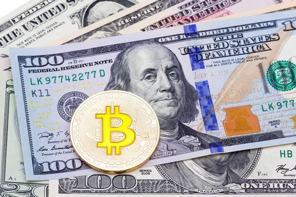 Primer plano del bitcoin amarillo dorado en billetes de cien dólares, ma — Foto de Stock