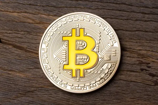 Bitcoin amarillo criptomoneda de oro sobre fondo de madera, cerca — Foto de Stock