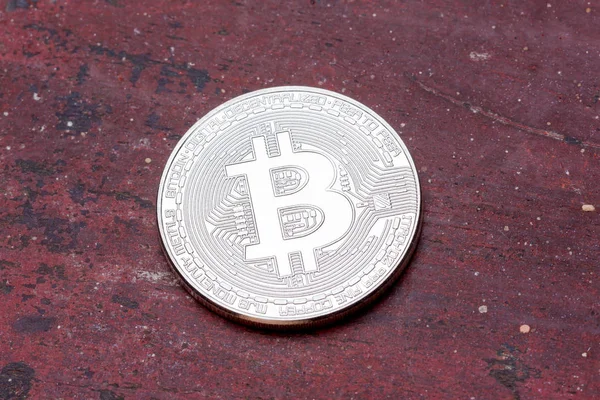 Primer plano de bitcoin de plata sobre fondo rojo, maccro disparo . — Foto de Stock