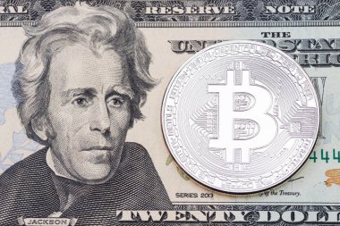 Yirmi dollas banknot üzerinde gümüş bitcoin. 