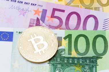 Euro para birimi zemin üzerine altın bitcoins, yakın çekim. 