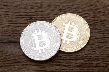 Gümüş ve altın bitcoins ile ahşap arka plan. 