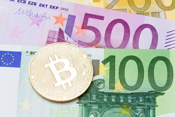 Euro para birimi zemin üzerine altın bitcoins, yakın çekim. 