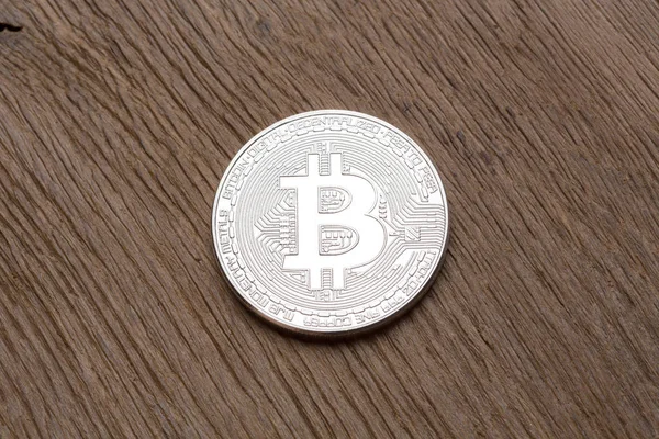 Primer plano de bitcoin de plata sobre fondo de madera . — Foto de Stock