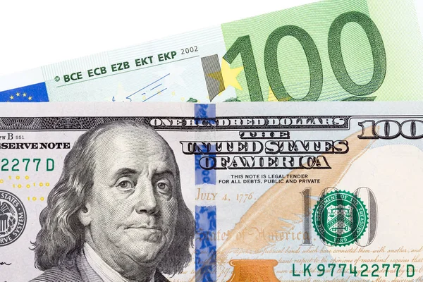 Notas de 100 euros e dólar sobre fundo branco . — Fotografia de Stock