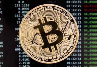 Altın bitcoin cryptocurrency sikke üzerinde bir devre kartı arka plan