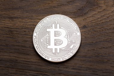 Ahşap arka plan üzerinde gümüş cryptocurrency bitcoin.