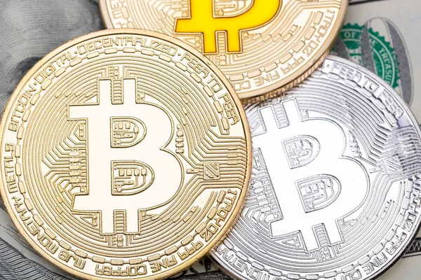 Primer plano de diferentes bitcoins de metal — Foto de Stock