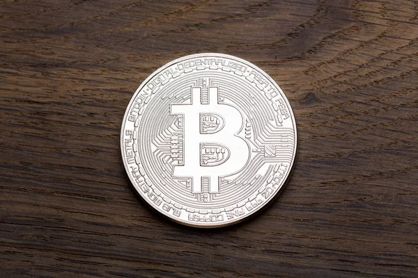 Bitcoin criptomoneda de plata sobre fondo de madera . — Foto de Stock