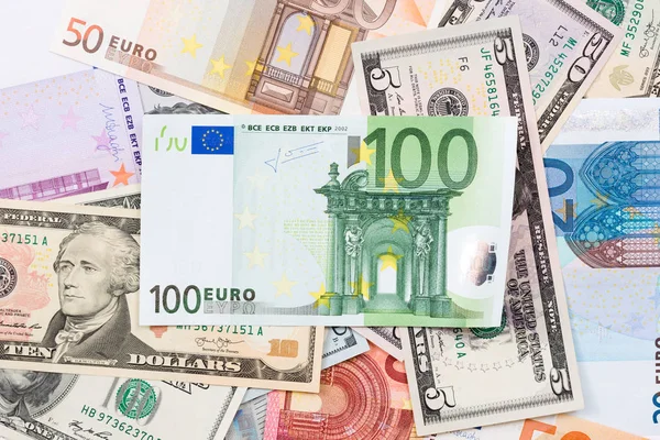 Una gran cantidad de billetes en euros y en dólares . — Foto de Stock