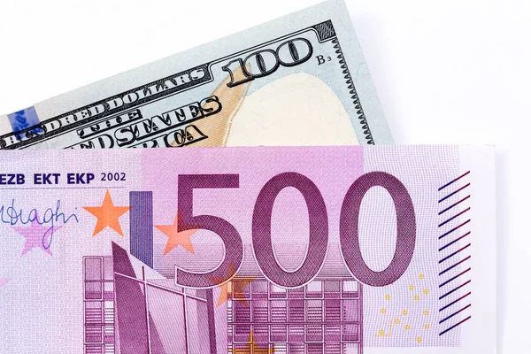 Billetes de quinientos euros y cien dólares sobre fondo blanco — Foto de Stock