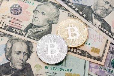 Gümüş ve altın bitcoins dolar nakit arka plan üzerinde.