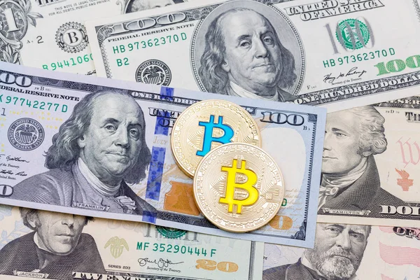 Monedas de Bitcoln y dólares estadounidenses, de cerca . — Foto de Stock