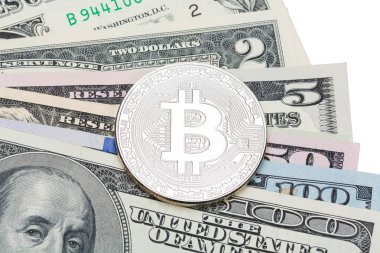 Gümüş bitcoin ile kaplı Doları banknot, yakın çekim.