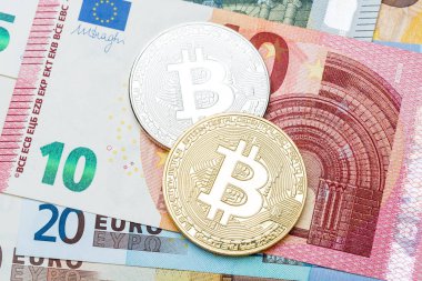Gümüş ve altın Bitcoin euro para birimi adam üzerinde yakın çekim