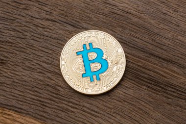 Ahşap arka plan, yakın u üzerinde altın cryptocurrency mavi bitcoin