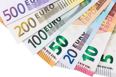 Avro banknotları beyaz arkaplanda izole.