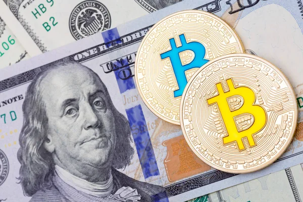 Doları banknot ile kaplı bitcoin.