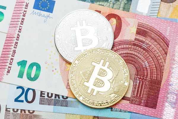 Gümüş ve altın Bitcoin euro para birimi adam üzerinde yakın çekim
