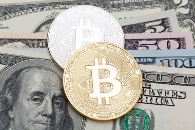 Gümüş ve altın bitcoin bize Doları banknot. 