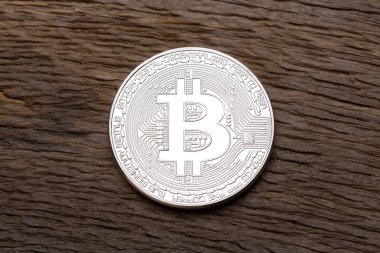 Bitcoin ahşap arka plan üzerinde silver, yakın çekim. 