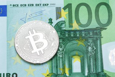 100 euro banknot üzerinde gümüş bitcoin.