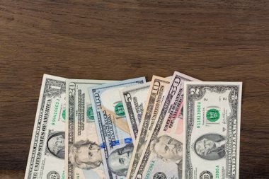 Ahşap arka plan üzerinde para dolar.