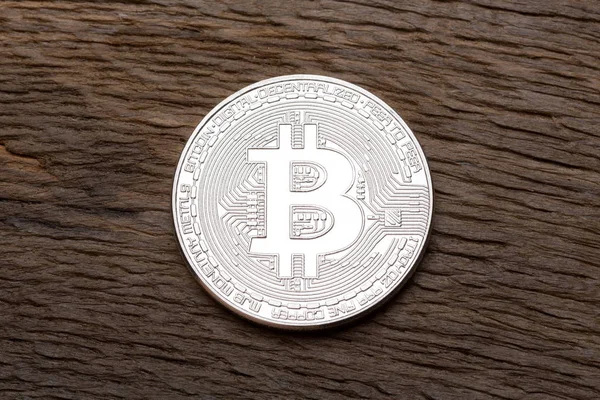 Bitcoin de plata sobre fondo de madera, de cerca . — Foto de Stock