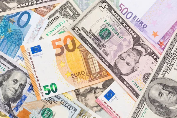 Dinero en dólares y billetes en euros . — Foto de Stock
